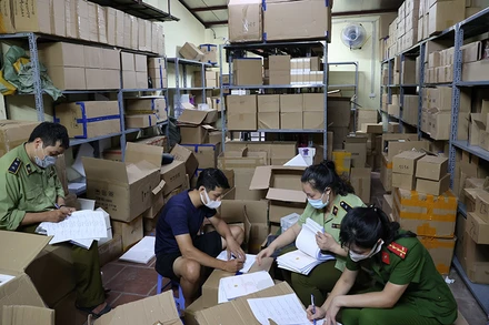 Ập vào kho kiểm tra từ 4 giờ 30 ngày 30/6, đến 5 giờ sáng nay 1/7, chương trình kiểm kê, phân loại và di chuyển hàng hóa về kho của Đội QLTT số 9 mới hoàn tất.