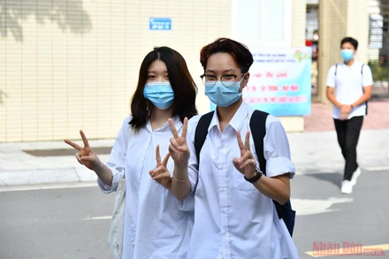 Thí sinh vui mừng ra về sau khi kết thúc môn thi cuối Kỳ thi tốt nghiệp THPT 2021. ẢNH: THUỶ NGUYÊN