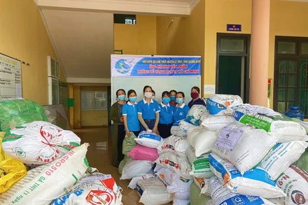 Hội phụ nữ xã Cam Thủy, huyện Lệ Thủy (Quảng Bình) quyên góp lương thực, thực phẩm ủng hộ người dân TP Hồ Chí Minh.