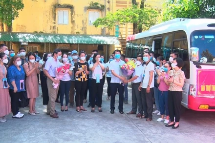 Lãnh đạo Sở Y tế Hà Nam tặng hoa đoàn cán bộ y bác sĩ lên đường hỗ trợ TP Hồ Chí Minh chống dịch.