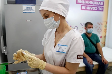 Vaccine ngừa Covid-19 của Sputnik V và AstraZeneca đều là vaccine vectơ adenovirus. (Ảnh: TASS).