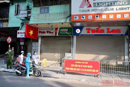 Một khu vực bị phong tỏa tại phố Nguyễn Công Trứ, Hà Nội. Ảnh: DUY LINH