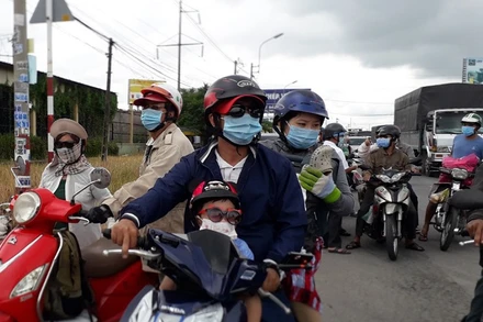 Người dân tại TP Hồ Chí Minh di chuyển bằng phương tiện cá nhân về Long An và các tỉnh Đồng bằng sông Cửu Long đang tiềm ẩn nguy cơ bùng phát dịch bệnh trong cộng đồng rất cao.