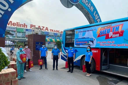 Công nhân Công ty cổ phần đại siêu thị Mê Linh nhận quà từ “Xe buýt siêu thị 0 đồng”.
