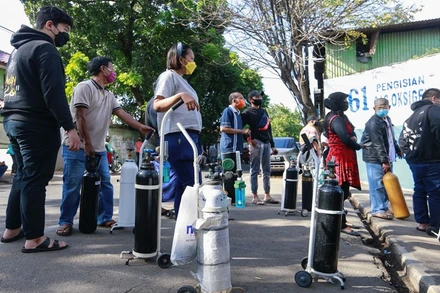 Người dân chờ nạp bình oxy tại Jakarta, Indonesia. (Ảnh: Reuters)