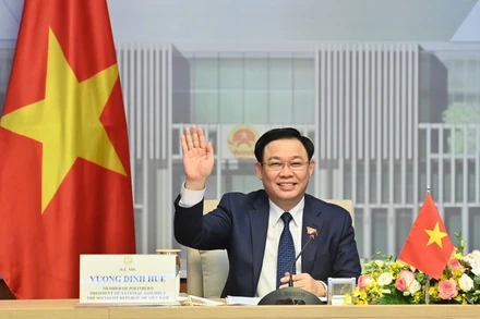 Chủ tịch Quốc hội Vương Đình Huệ vẫy tay chào Chủ tịch Quốc hội Singapore.