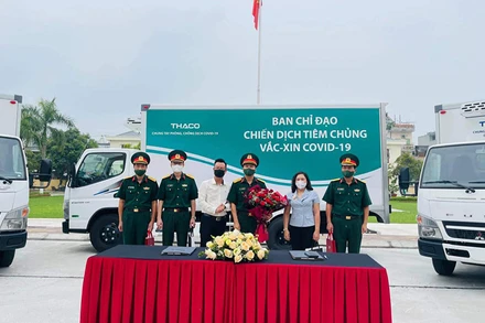 PGS, TS Dương Thị Hồng, Phó Viện trưởng Viện Vệ sinh dịch tễ Trung ương chứng kiến buổi bàn giao xe lạnh chuyên dụng vận chuyển vaccine cho Quân khu 3.