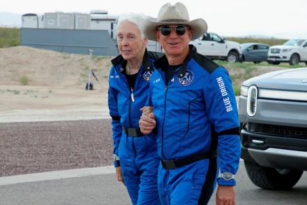 Doanh nhân tỷ phú người Mỹ Jeff Bezos cùng nữ phi hành gia 82 tuổi Wally Funk, người cao tuổi nhất bay lên vũ trụ, tại bệ hạ cánh sau khi họ trở về từ chuyến bay đầu tiên của Blue Origin đến rìa không gian ngày 20/7. (Ảnh: Reuters)