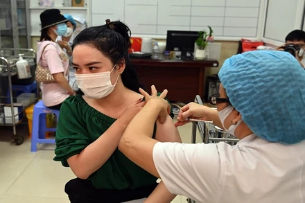 Ngày 27/7, quận Hoàn Kiếm (Hà Nội) đã tổ chức tiêm chủng vaccine phòng Covid-19 cho các đối tượng thuộc phường Lý Thái Tổ tại điểm tiêm Trường tiểu học Nguyễn Du (phường Lý Thái Tổ). (Ảnh: Duy Linh)