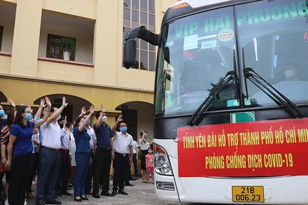 Lãnh đạo tỉnh Yên Bái và ngành Y tế chia tay các thành viên Đoàn công tác lên đường hỗ trợ TP Hồ Chí Minh. Ảnh: Việt Dũng - TTXVN