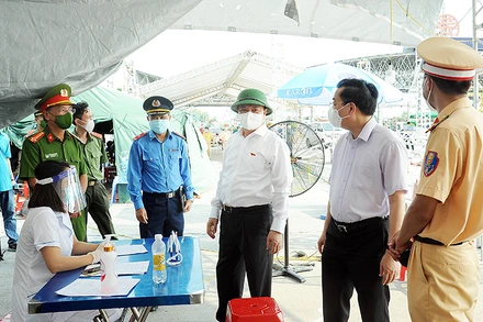 Lãnh đạo thành phố Hà Nội kiểm tra, động viên cán bộ, y bác sĩ đang làm việc tại chốt Pháp Vân-Cầu Giẽ.