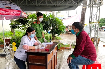 Thực hiện khai báo y tế tại các chốt vào khu dân cư của tỉnh Sóc Trăng.