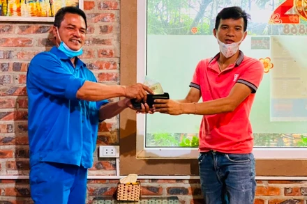 Anh Lê Quang Lâm trao trả lại tài sản cho anh Vũ Văn Vương.