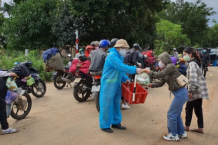 Lực lượng cảnh sát giao thông tỉnh Kon Tum đưa những phần cơm miễn phí đến với người dân.