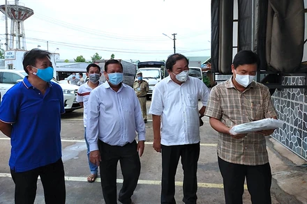 Lãnh đạo tỉnh Cà Mau trực tiếp đến kiểm tra, giám sát việc bốc dỡ tôm đông lạnh trước khi chuyển lên TP Hồ Chí Minh.