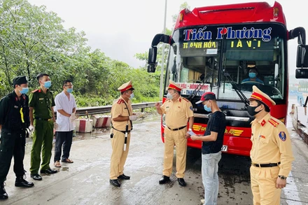 Kiểm soát phương tiện vận tải hành khách trước thời điểm dừng vận tải hành khách tuyến cố định Thanh Hóa-Hà Nội