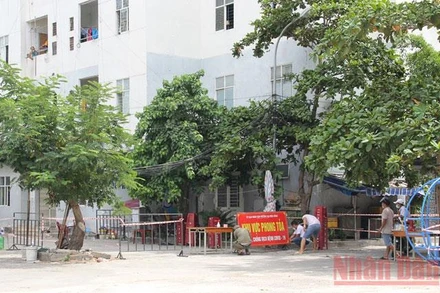 Đà Nẵng phong tỏa một khu chung cư tại phường Nại Hiên Đông, quận Sơn Trà, liên quan đến ca nhiễm vừa phát hiện. 