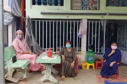 Đồng bào Chăm luôn ý thức đeo khẩu trang phòng chống dịch.