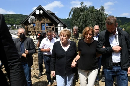 Thủ tướng Đức Angela Merkel có mặt tại làng Schuld. (Ảnh: Reuters)