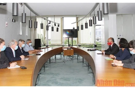 Bí thư toàn quốc Đảng Cộng sản Pháp Fabien Roussel tiếp Đại sứ Việt Nam tại Pháp Đinh Toàn Thắng.