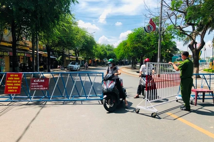 Lực lượng chức năng kiểm soát người ra vào địa bàn phường Hòa Bình, TP Biên Hòa, tỉnh Đồng Nai.