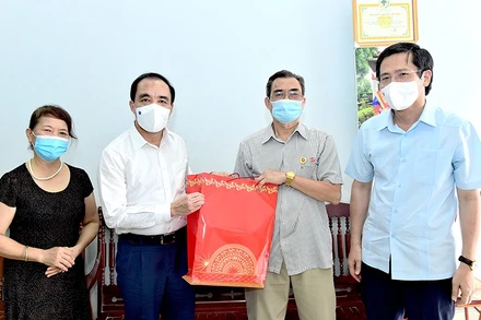 Đồng chí Chẩu Văn Lâm, Bí thư Tỉnh ủy, Trưởng Đoàn đại biểu Quốc hội tỉnh Tuyên Quang tặng quà thương binh Mai Thế Việt, tổ 1, phường Minh Xuân, thành phố Tuyên Quang, tỉnh Tuyên Quang.