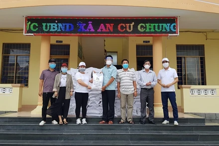 Hội Nhà báo Phú Yên phối hợp Công ty TNHH Sản xuất và Thương mại Hoàng Long Vina tổ chức trao 20,5 tấn gạo để chống dịch.