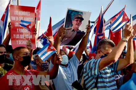 Người dân Cuba tham gia cuộc mít tinh bày tỏ quyết tâm bảo vệ cách mạng và chủ quyền Tổ quốc tại Thủ đô La Habana, ngày 17/7. (Ảnh: AFP/TTXVN)