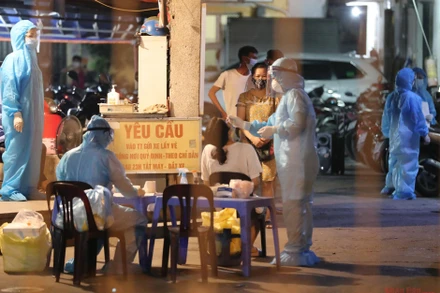 Xét nghiệm Covid-19 cho các trường hợp liên quan đến nhà thuốc Đức Tâm. Ảnh: DUY LINH