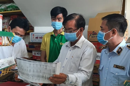 Đoàn kiểm tra liên ngành kiểm tra cửa hàng Bách Hóa Xanh.