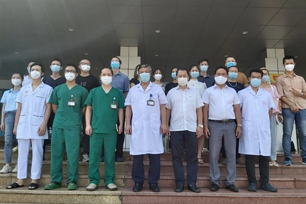 Đoàn cán bộ y tế Bệnh viện Bệnh Nhiệt đới Trung ương lên đường hỗ trợ cho TP Hồ Chí Minh sáng nay. (Ảnh: BVCC)