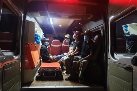 Đội SOS Chữ thập đỏ Phú Yên vượt chặng đường đi về hơn gần 500km trong đêm, hỗ trợ các ngư dân gặp khó khăn về nhà an toàn. 