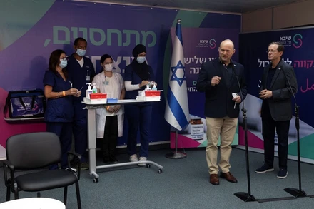 Thủ tướng Bennett phát biểu ý kiến tại Trung tâm y tế Sheba, ngày 30/7. (Ảnh: Reuters)