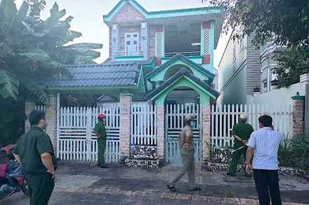 Căn nhà có nhóm người tụ tập ăn nhậu bị kiểm tra hành chính, tối 25/7.