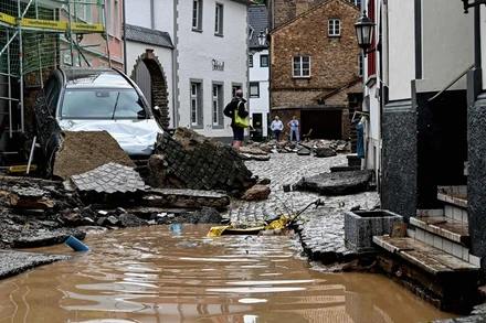 Mưa lũ càn quét Tây Âu