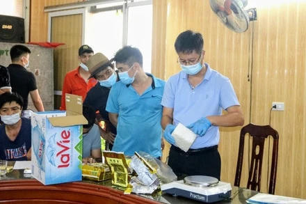 Các đối tượng cùng tang vật tại cơ quan công an.