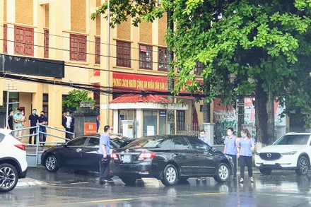 Các cán bộ Cơ quan điều tra (Viện Kiểm sát nhân dân tối cao) thực hiện nhiệm vụ tại Công an quận Đồ Sơn.