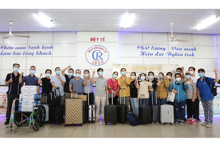 Đội chi viện Bệnh viện Chợ Rẫy lên đường đi Cần Giờ. (Ảnh: Bệnh viện cung cấp)