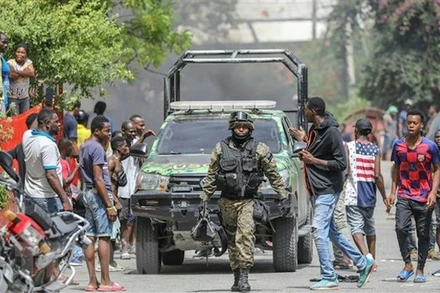 Cảnh sát áp giải nghi phạm sát hại Tổng thống Haiti Jovenel Moise tại Port au Prince, ngày 8/7/2021. (Ảnh: AFP/TTXVN)