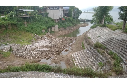 Bến tàu du lịch hồ Núi Cốc xây dựng dở dang do không giải phóng được mặt bằng các hộ dân nằm trong phạm vi dự án.