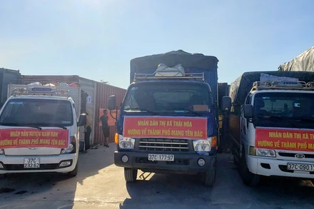 Những xe hàng của các địa phương Nghệ An ủng hộ bà con TP Hồ Chí Minh có mặt tại cảng Cửa Lò.