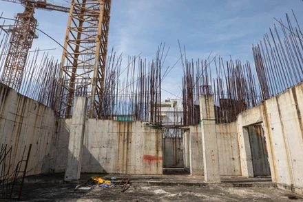 Chung cư 926 Võ Văn Kiệt hoang phế vì vướng pháp lý.