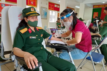 Cán bộ, chiến sĩ Trường Sĩ quan Kỹ thuật Quân sự tham gia hiến máu, sáng 29/7.