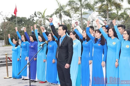 Các Đảng viên mới tuyên thệ trước tượng đài đồng chí Vũ Văn Hiếu, Bí thư Đặc Khu ủy đầu tiên của Khu mỏ Quảng Ninh. Ảnh: QUANG THỌ.