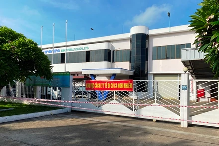 Một doanh nghiệp trong Khu chế xuất Tân Thuận, quận 7 đã thực hiện yêu cầu đóng cửa, cho toàn bộ công nhân nghỉ việc, sáng 12-7
