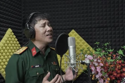 NSƯT Tiến Lâm thể hiện ca khúc Tiếng gọi Việt Nam.