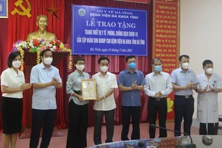 Phó Bí thư Thường trực Tỉnh ủy Hà Tĩnh Trần Thế Dũng (giữa phải) trao tặng chứng nhận “Tấm lòng nhân ái” cho bà Mai Thúy Hằng (giữa trái) - đại diện Tập đoàn Sun Group.