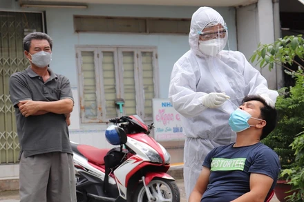 Lấy mẫu xét nghiệm SARS-CoV-2 cho người dân ở Đồng Nai.