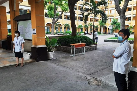 Lực lượng y tế làm nhiệm vụ tại điểm thi Trường THPT Trưng Vương sáng 7/7, quận 1.