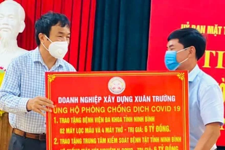Đại diện doanh nghiệp Xuân Trường trao tặng máy thở và máy lọc máu.